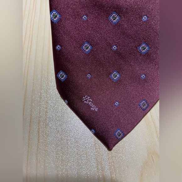Red Pattern Necktie - Picture 2 of 3